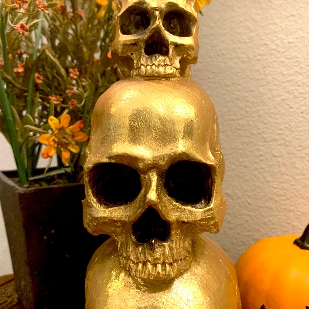 💀 NEW GOTHIC HALLOWEEN TABLETOP DECOR 3 TIER GOLD HUMAN SKULLS LIGHT UP FIGURE - Picture 5 of 10